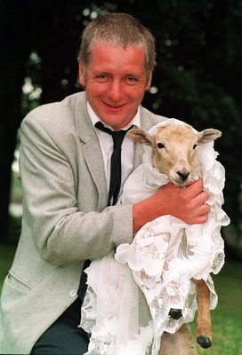 CDF_250794_JohnBennett_Sheep_Wedding_04.jpg
