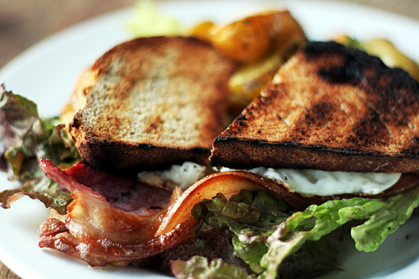 egg_bacon_sarnie.jpg