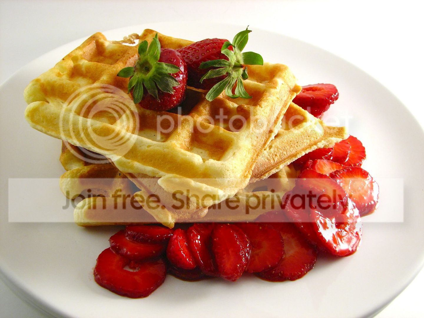 Waffles_with_Strawberries.jpg