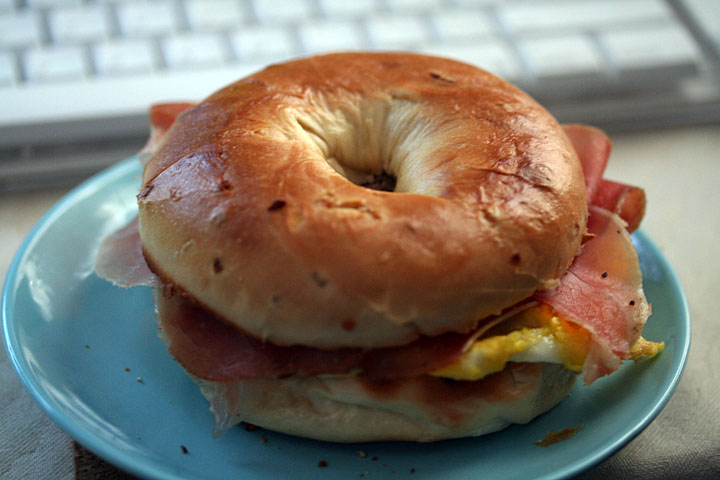 prosciutto_egg_bagel_sandwich.jpg